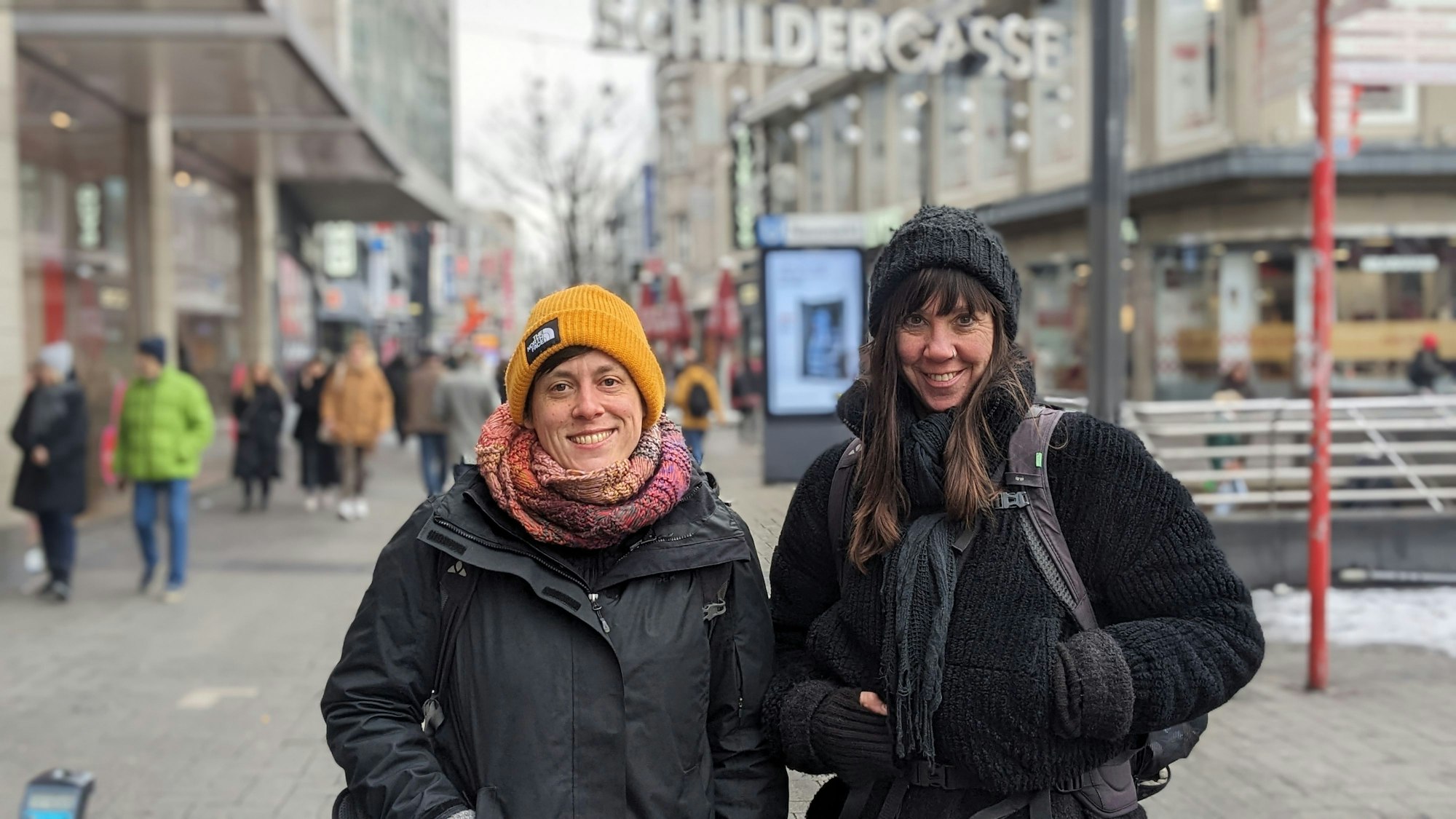 Friederike Bender und Petra Hastenteufel vor der Schildergasse.