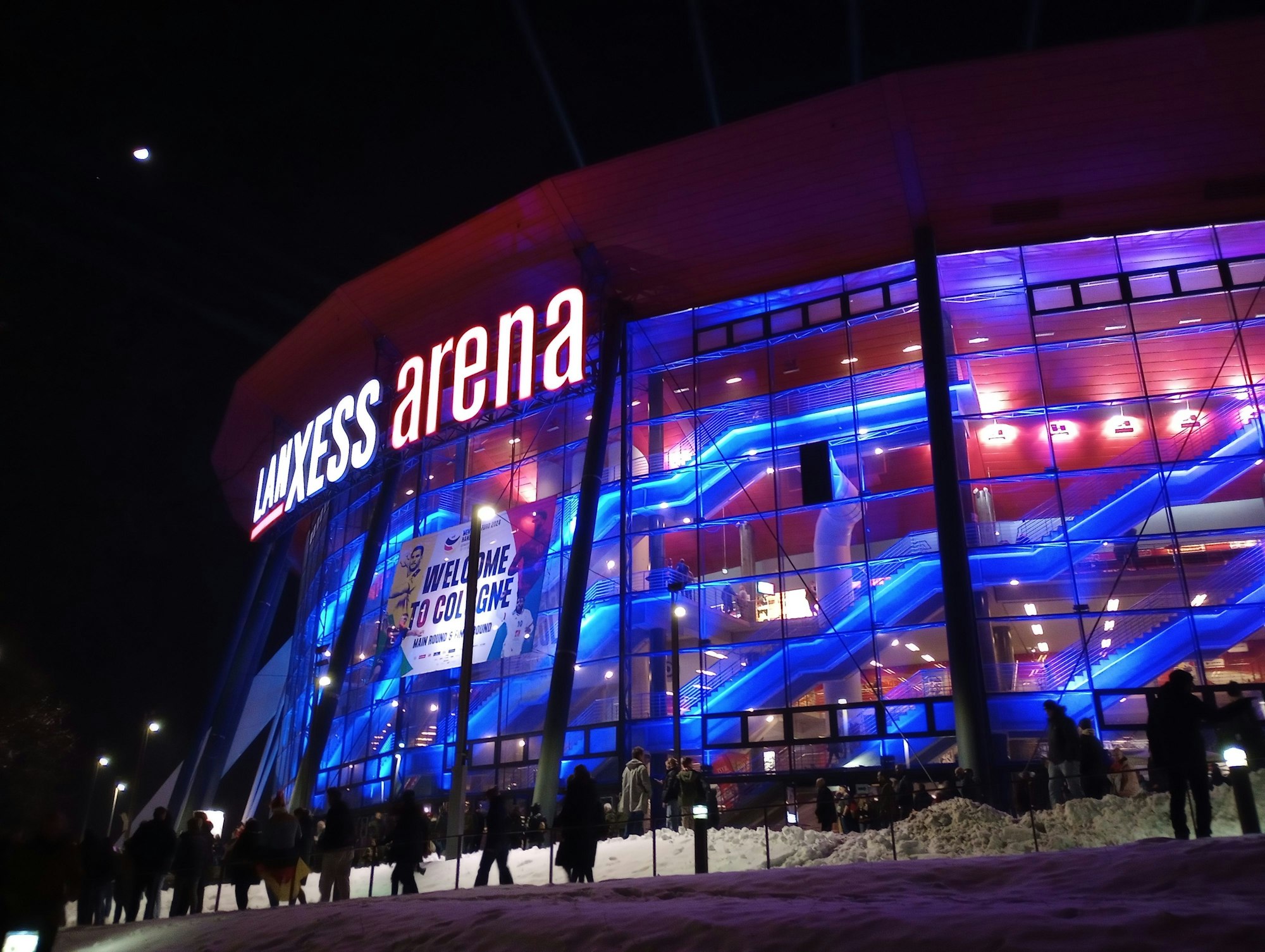 Die Lanxess-Arena leuchtet im Dunkeln.