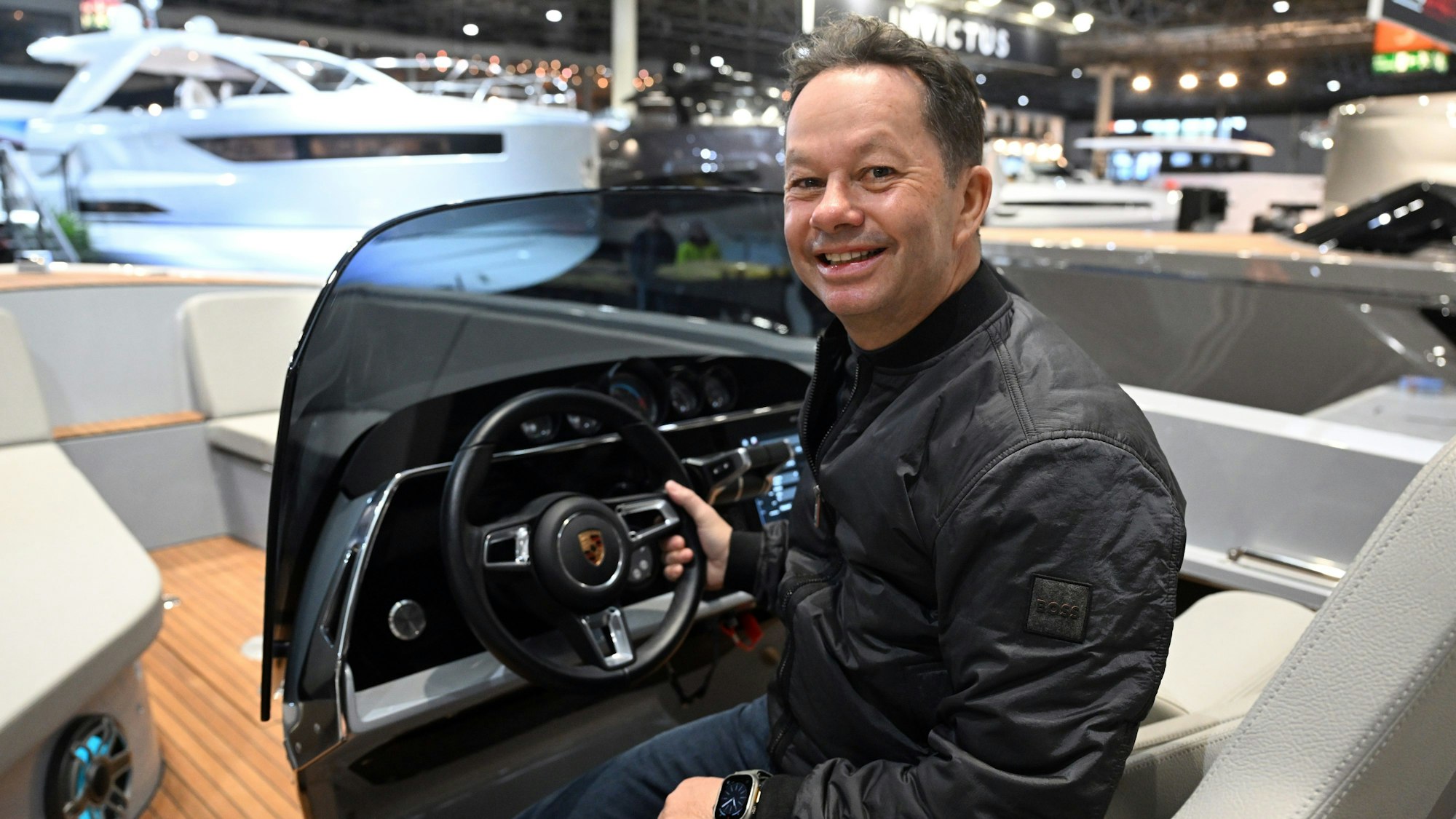 Geschäftsführer Stefan Frauscher sitzt in einem Frauscher x Porsche 850 Phantom Air Elektroboot.