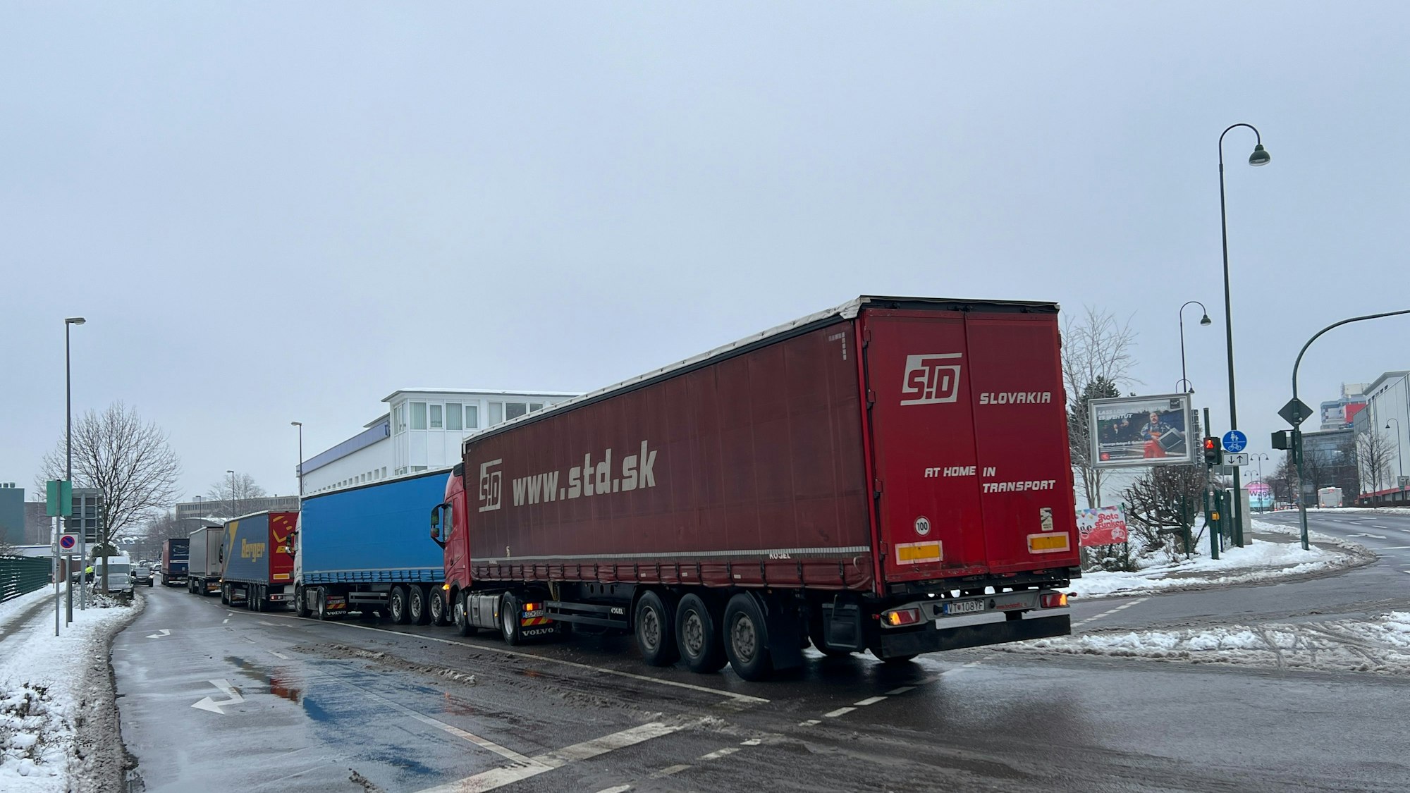 LKW-Stau vor der Anlieferung bei Kronos Titan. Foto: Ralf Krieger