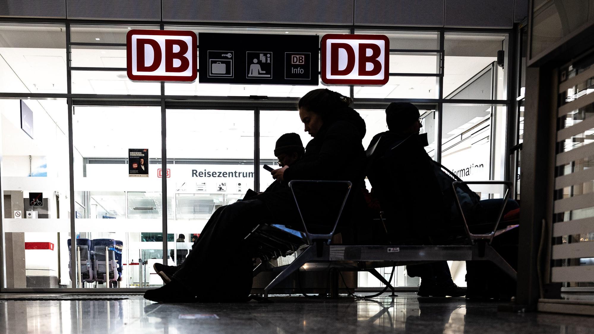 Nach mehreren Streiks sind die Tarifverhandlungen zwischen Deutscher Bahn und GDL festgefahren. Die Deutsche Bahn will aber nun mit einem neuen Angebot Bewegung in die Sache bringen. (Symbolbild)