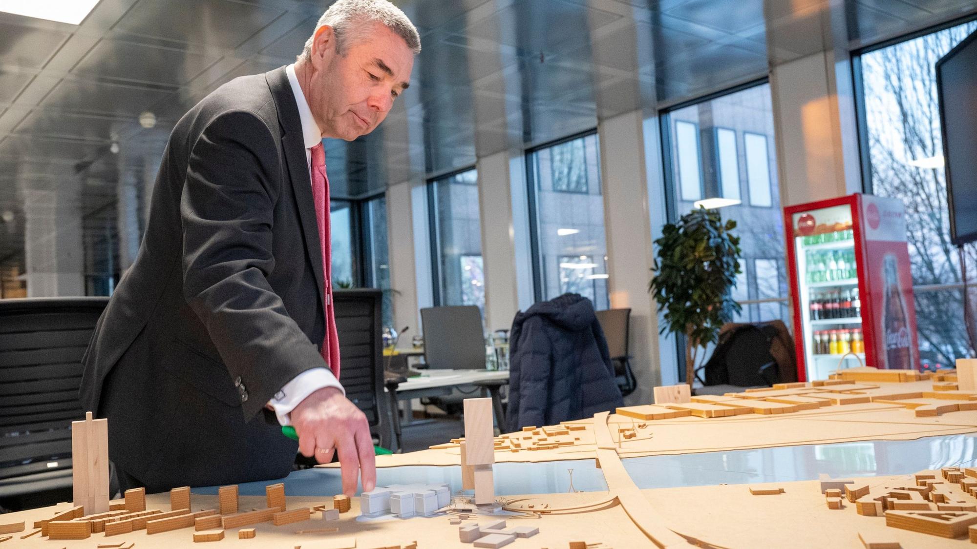 DEVK-Vorstand Bernd Zens präsentiert die unterschiedlichen Modelle