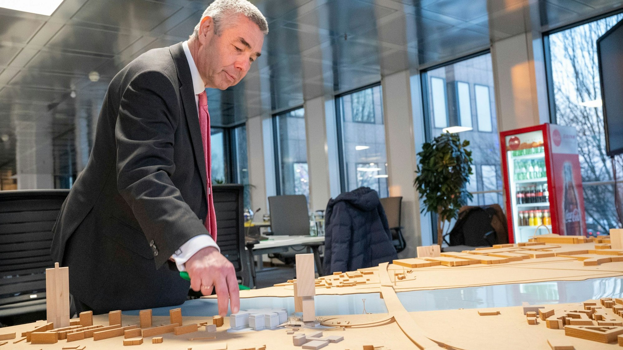 DEVK-Vorstand Bernd Zens präsentiert die unterschiedlichen Modelle