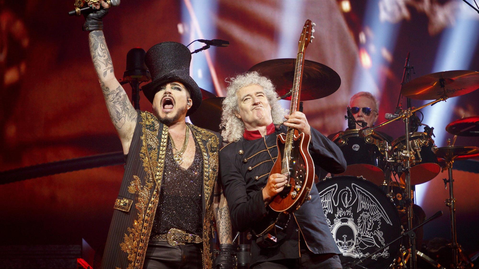 Brian May (r) performt an der Seite von Adam Lambert (l).