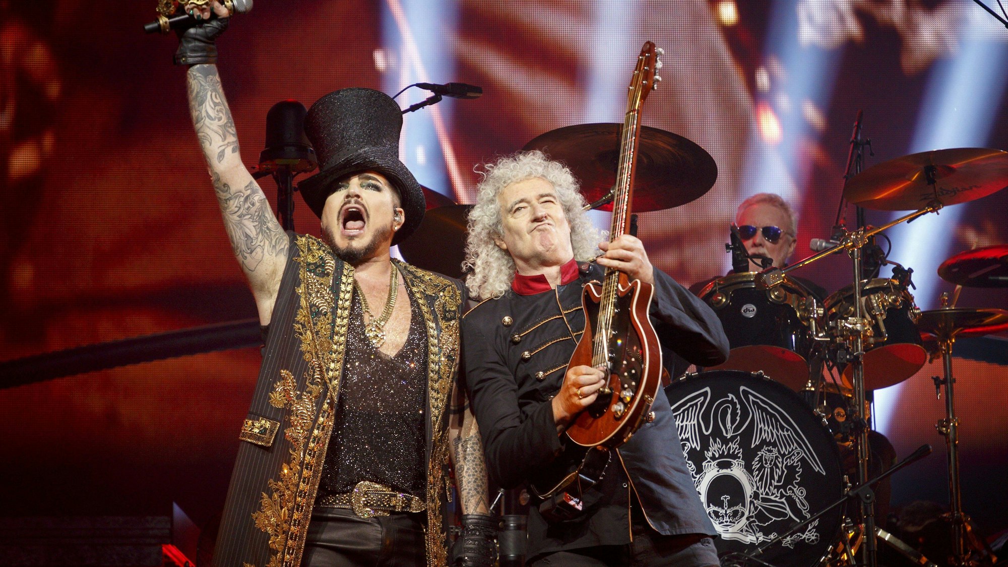 Brian May (r) performt an der Seite von Adam Lambert (l).