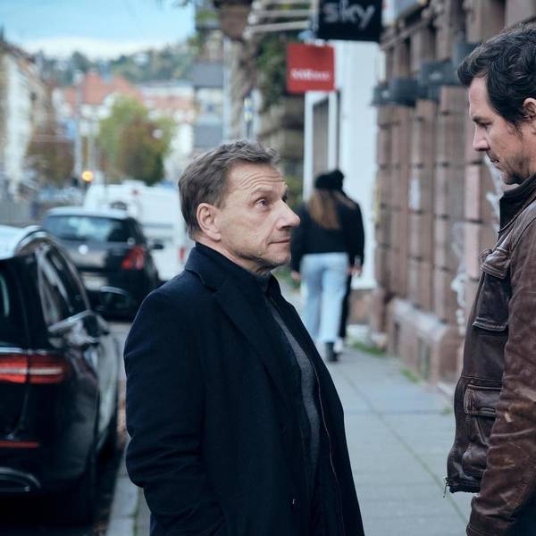 Die Kommissare Thorsten Lannert (Richy Müller, l.) und Sebastian Bootz (Felix Klare) stehen auf der Straße und unterhalten sich.
