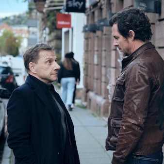 Die Kommissare Thorsten Lannert (Richy Müller, l.) und Sebastian Bootz (Felix Klare) stehen auf der Straße und unterhalten sich.