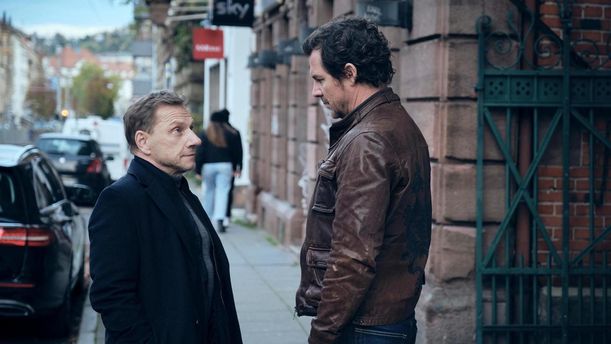 Die Kommissare Thorsten Lannert (Richy Müller, l.) und Sebastian Bootz (Felix Klare) stehen auf der Straße und unterhalten sich.