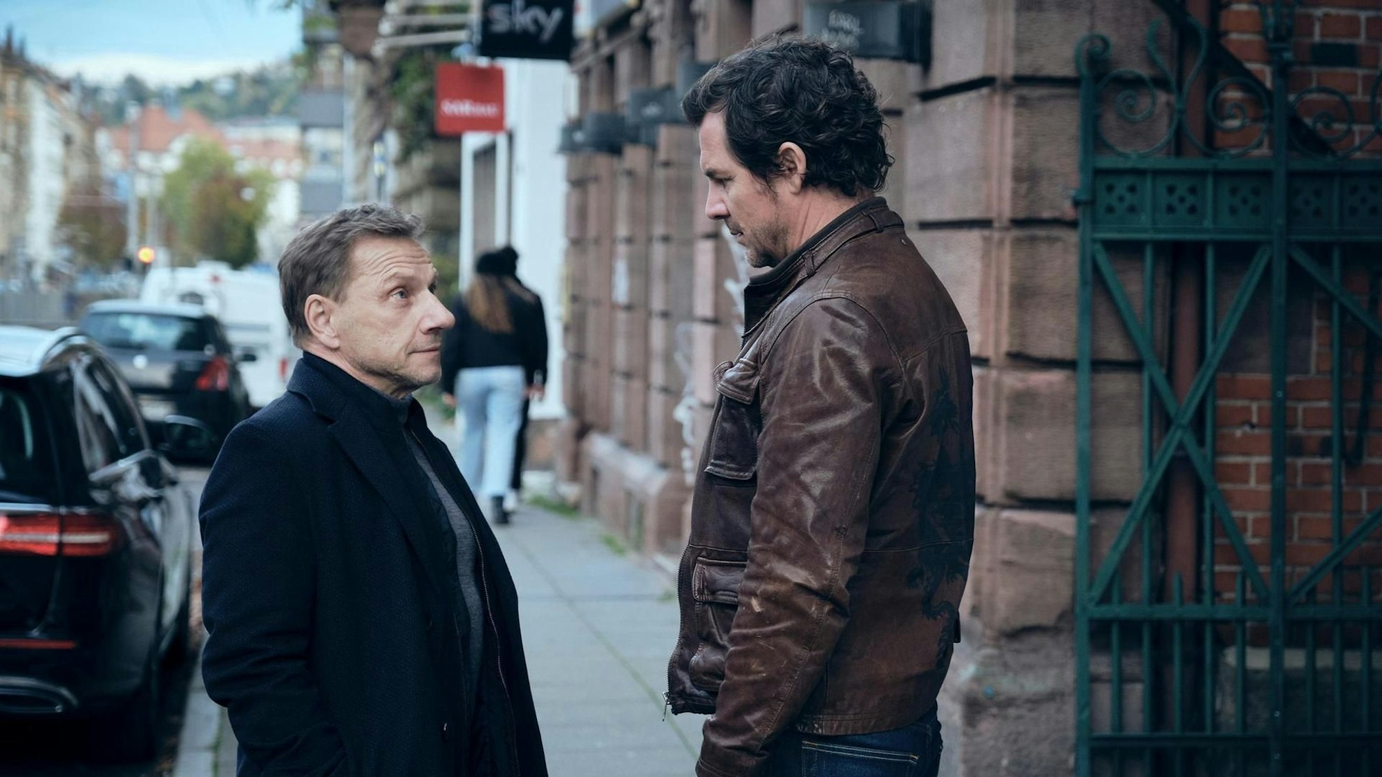 Die Kommissare Thorsten Lannert (Richy Müller, l.) und Sebastian Bootz (Felix Klare) stehen auf der Straße und unterhalten sich.
