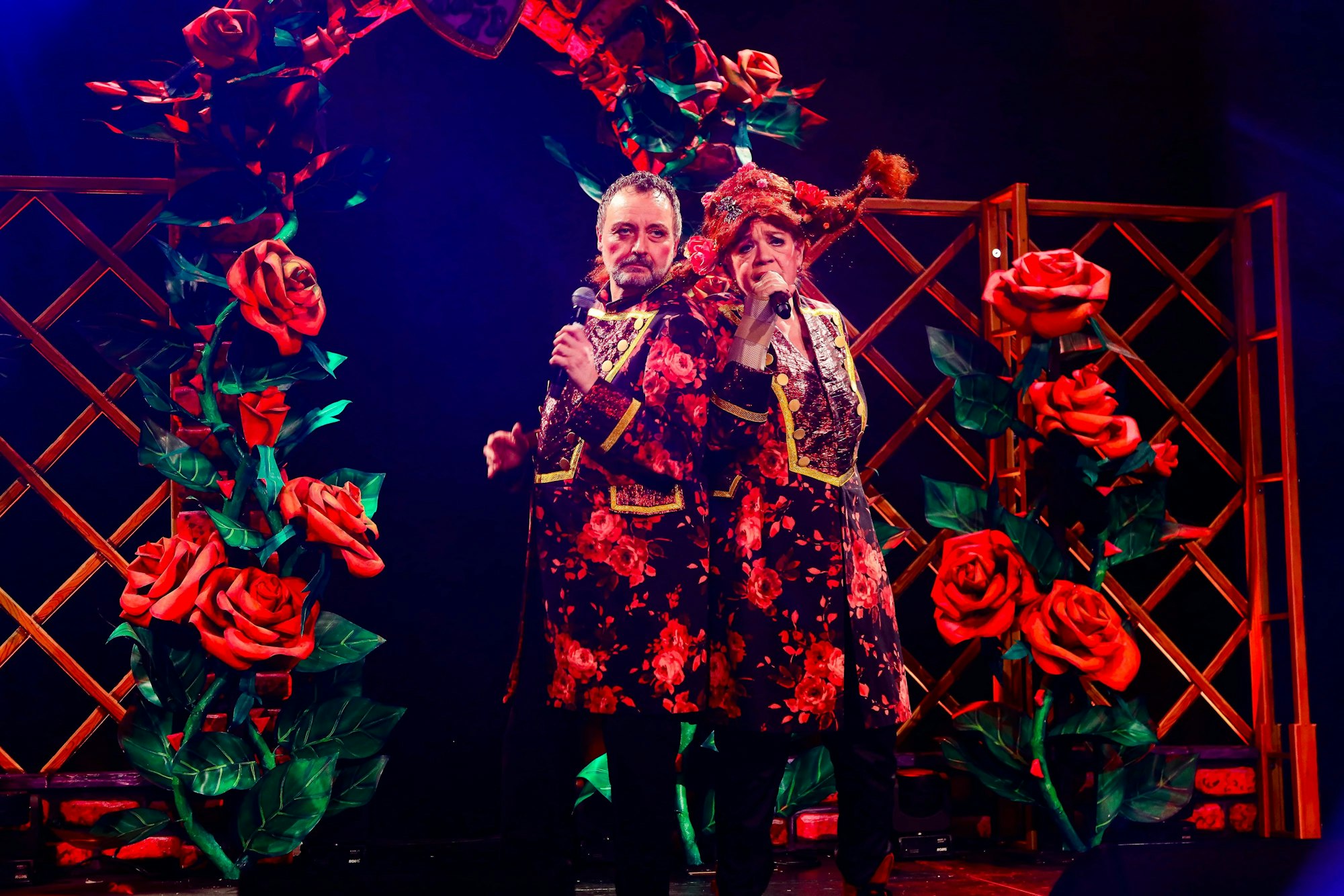 Matthias Brandebusemeyer und Marion Radtke umgeben von Rosen auf der Bühne.