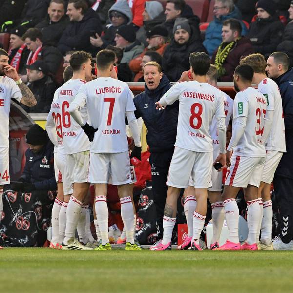 Timo Schultz, Trainer des 1. FC Köln, gibt Anweisungen.