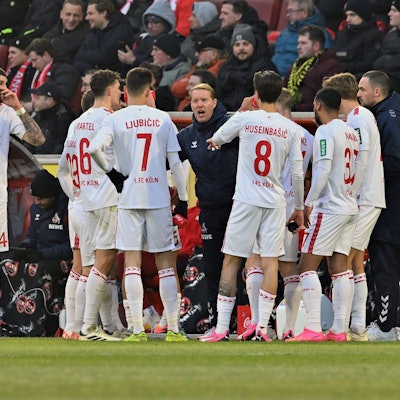 Timo Schultz, Trainer des 1. FC Köln, gibt Anweisungen.