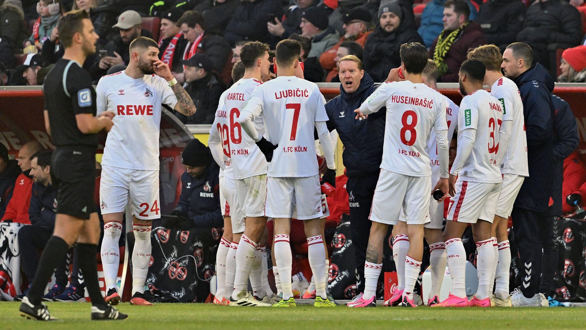 Spieler und Schultz stehen am Spielfeldrand