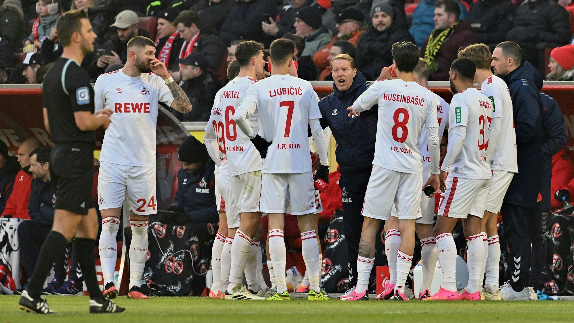 Spieler und Schultz stehen am Spielfeldrand