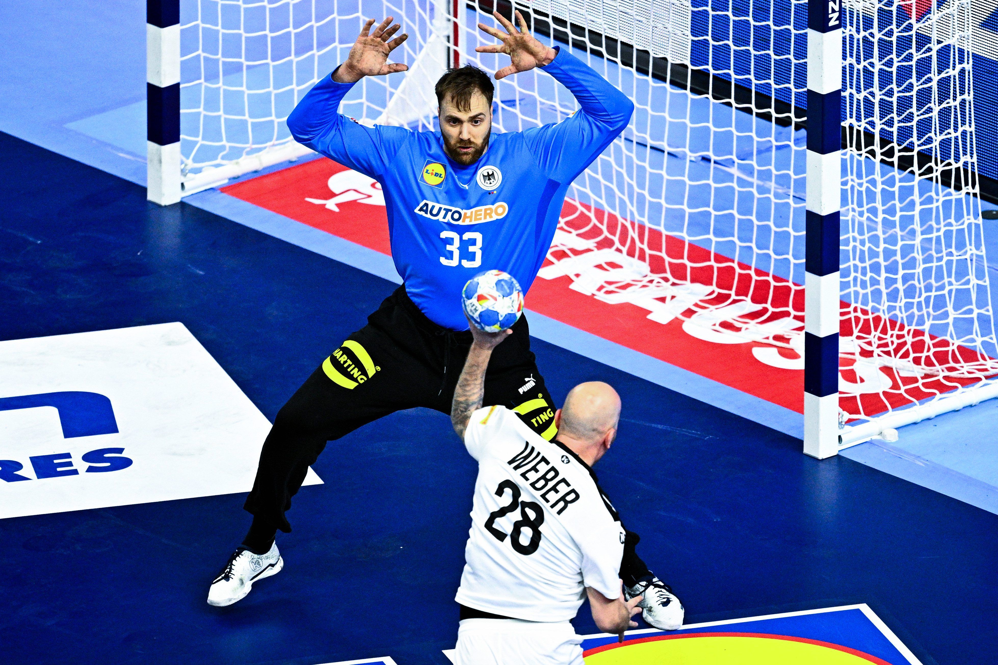 Deutschlands Torwart Andreas Wolff (hinten) versucht den Wurf gegen Österreichs Robert Weber zu parieren.