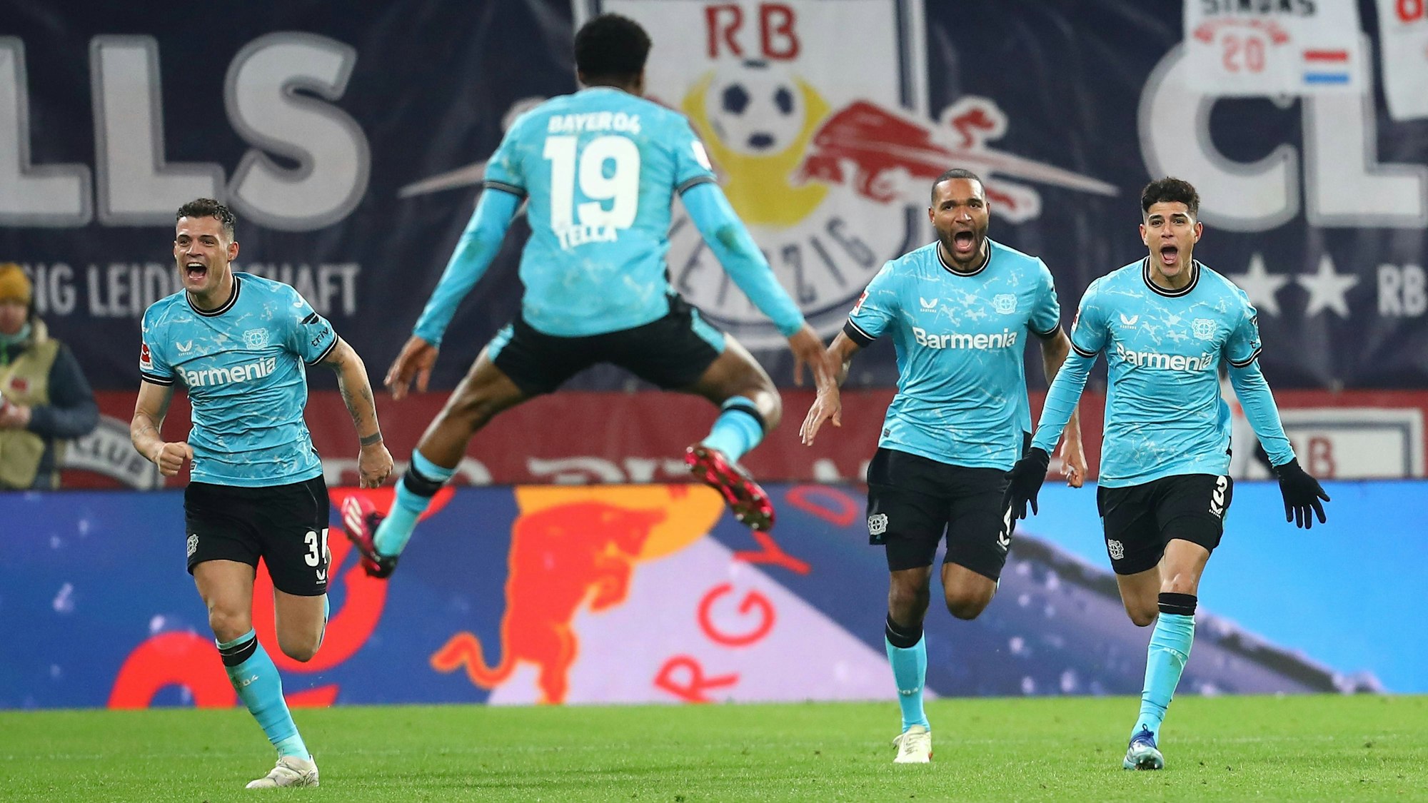20.01.2024, xtgx, Fussball 1.Bundesliga, RB Leipzig - Bayer 04 Leverkusen emspor, v.l. Torjubel nach dem Tor zum celebrating the goal celebrate 2:3 durch Piero Hincapie Bayer Leverkusen DFL/DFB REGULATIONS PROHIBIT ANY USE OF PHOTOGRAPHS as IMAGE SEQUENCES and/or QUASI-VIDEO Leipzig *** 20 01 2024, xtgx, Fussball 1 Bundesliga, RB Leipzig Bayer 04 Leverkusen emspor, v l Torjubel nach dem Tor zum celebrating the goal celebrate 2 3 durch Piero Hincapie Bayer Leverkusen DFL DFB REGULATIONS PROHIBIT ANY USE OF PHOTOGRAPHS as IMAGE SEQUENCES and or QUASI VIDEO Leipzig