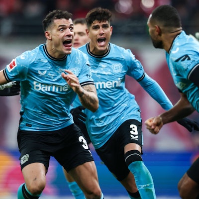 20.01.2024, Sachsen, Leipzig: Fußball: Bundesliga, RB Leipzig - Bayer Leverkusen, 18. Spieltag, Red Bull Arena. Leverkusens Jonathan Tah (r-l) jubelt mit Leverkusens Piero Hincapie und Leverkusens Granit Xhaka über seinen Treffer zum 2:2. Foto: Jan Woitas/dpa +++ dpa-Bildfunk +++