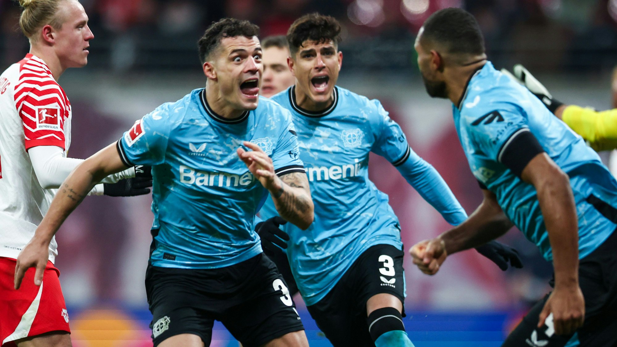 20.01.2024, Sachsen, Leipzig: Fußball: Bundesliga, RB Leipzig - Bayer Leverkusen, 18. Spieltag, Red Bull Arena. Leverkusens Jonathan Tah (r-l) jubelt mit Leverkusens Piero Hincapie und Leverkusens Granit Xhaka über seinen Treffer zum 2:2. Foto: Jan Woitas/dpa +++ dpa-Bildfunk +++