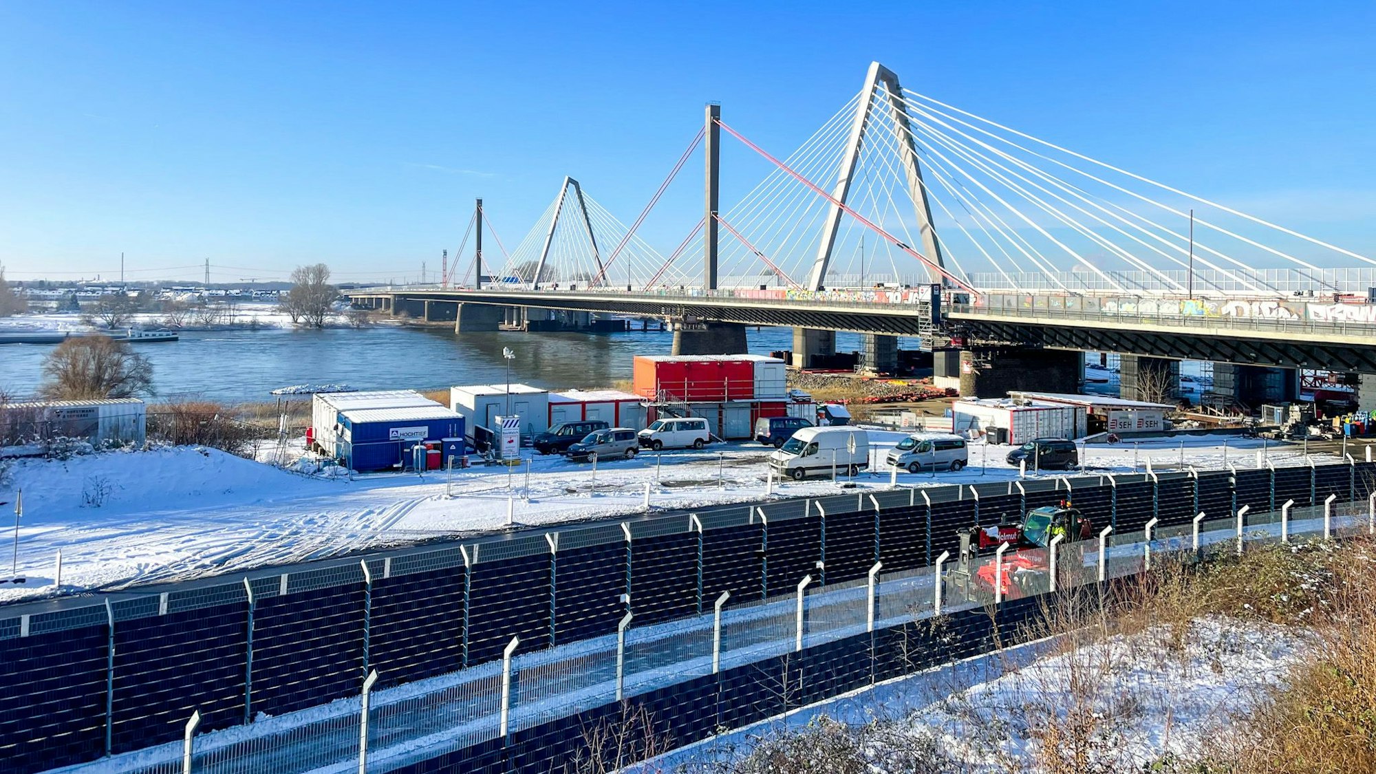 Alte und neue Brücke: 16 Tage lang können Autofahrer den Rhein an der Stelle nicht überqueren.