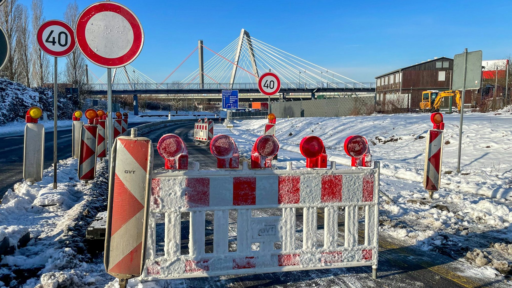 Seit Freitagabend ist die A1 zwischen Leverkusen und Köln gesperrt.