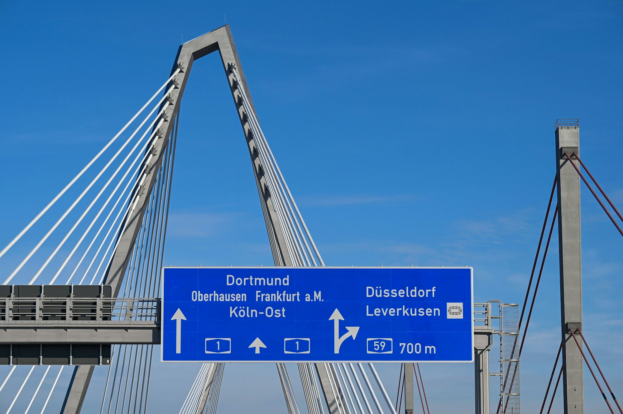 20.01.2024, Köln: Die alte A1-Rheinbrücke wird abgeklemmt und die Schrankenanlagen entfernt. Die A 1 ist nun für 10 Tage gesperrt. Leverkusener Brücke, Autobahnbrücke Leverkusen, A1 Brücke Leverkusen. Foto: Uwe Weiser