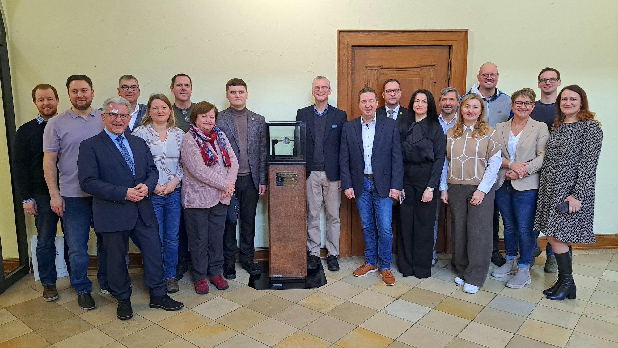 Die ukrainische Delegation und Vertreter der Stadt Bergisch Gladbach sowie der Hilfskonvoifahrer.