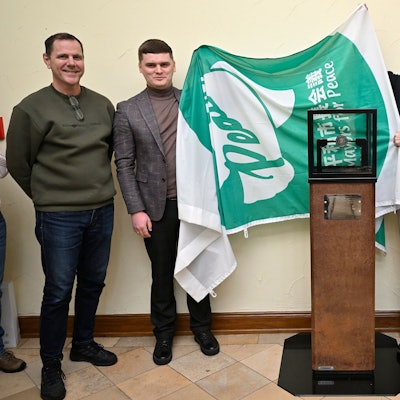 Vier Menschen enthüllen eine Stele, die ein Gastgeschenk der ukrainischen Stadt Butscha an die Partnerstadt Bergisch Gladbach ist.