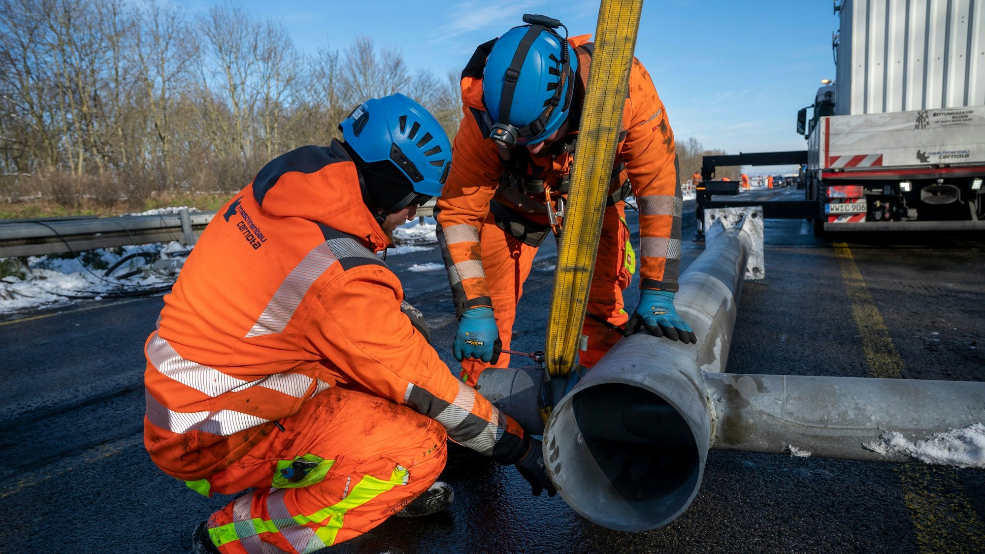 Arbeiter entfernen auf der A1 vor der Lkw-Sperre an der Ausfahrt Niehl den Ampelmast. Er hat ausgedient.
