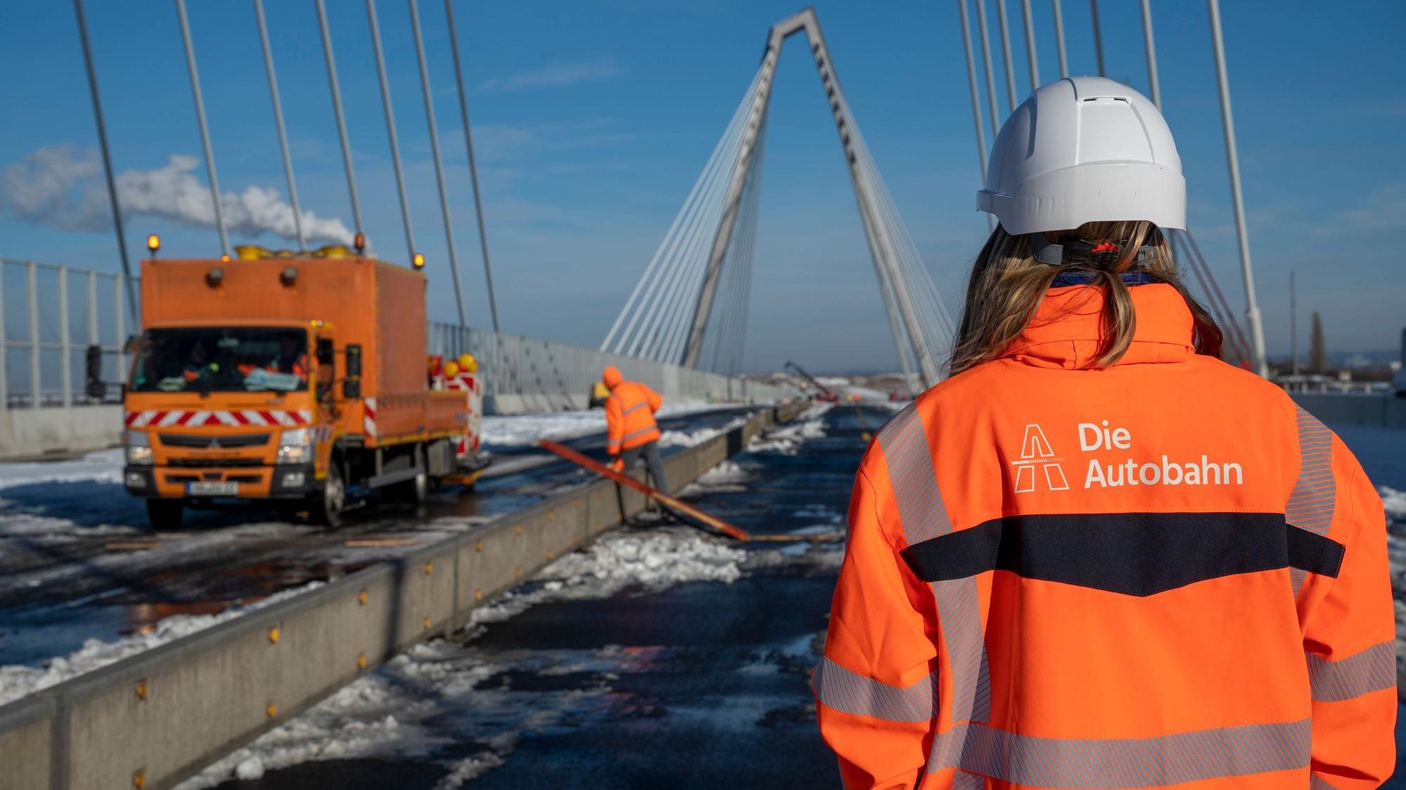 Die ersten Baufahrzeuge rollen am Samstag über die neue Brücke.