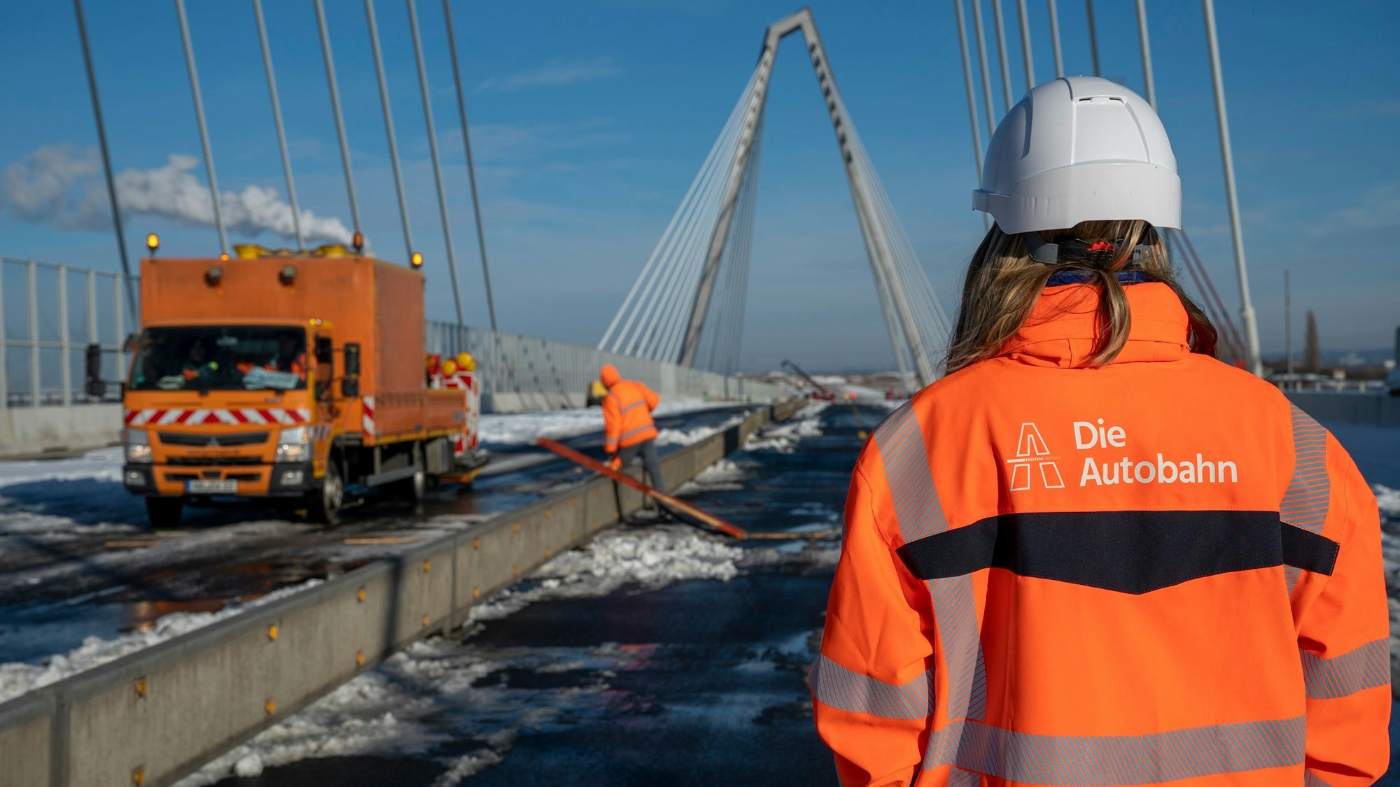 Die ersten Baufahrzeuge rollen am Samstag über die neue Brücke.