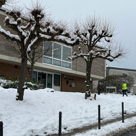 Das Amtsgericht Bensberg bei Schnee.