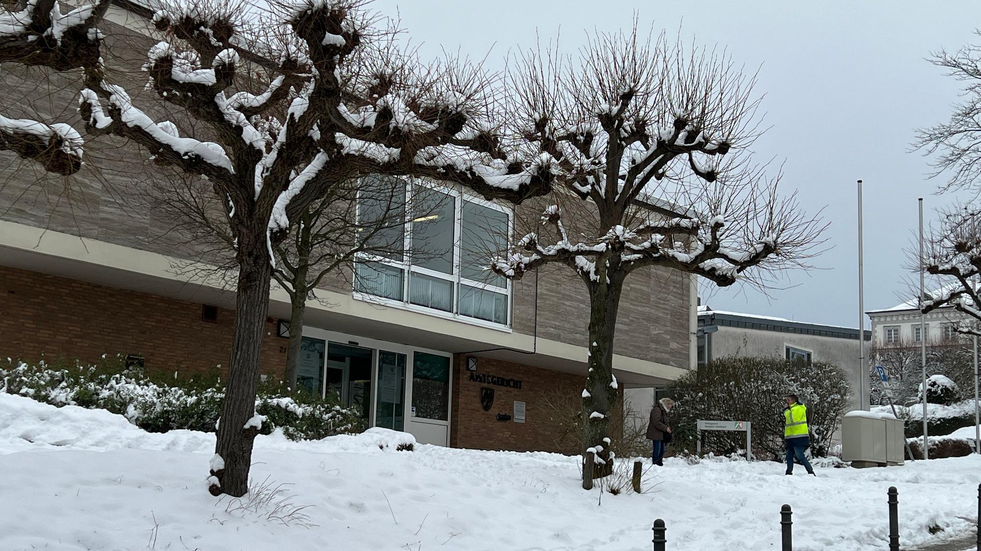 Das Amtsgericht Bensberg bei Schnee.