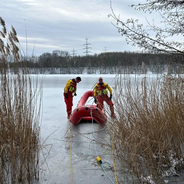 Ein Eisrettungsboot mit zwei Feuerwehrleuten auf dem zugefrorenen Otto-Maigler-See.