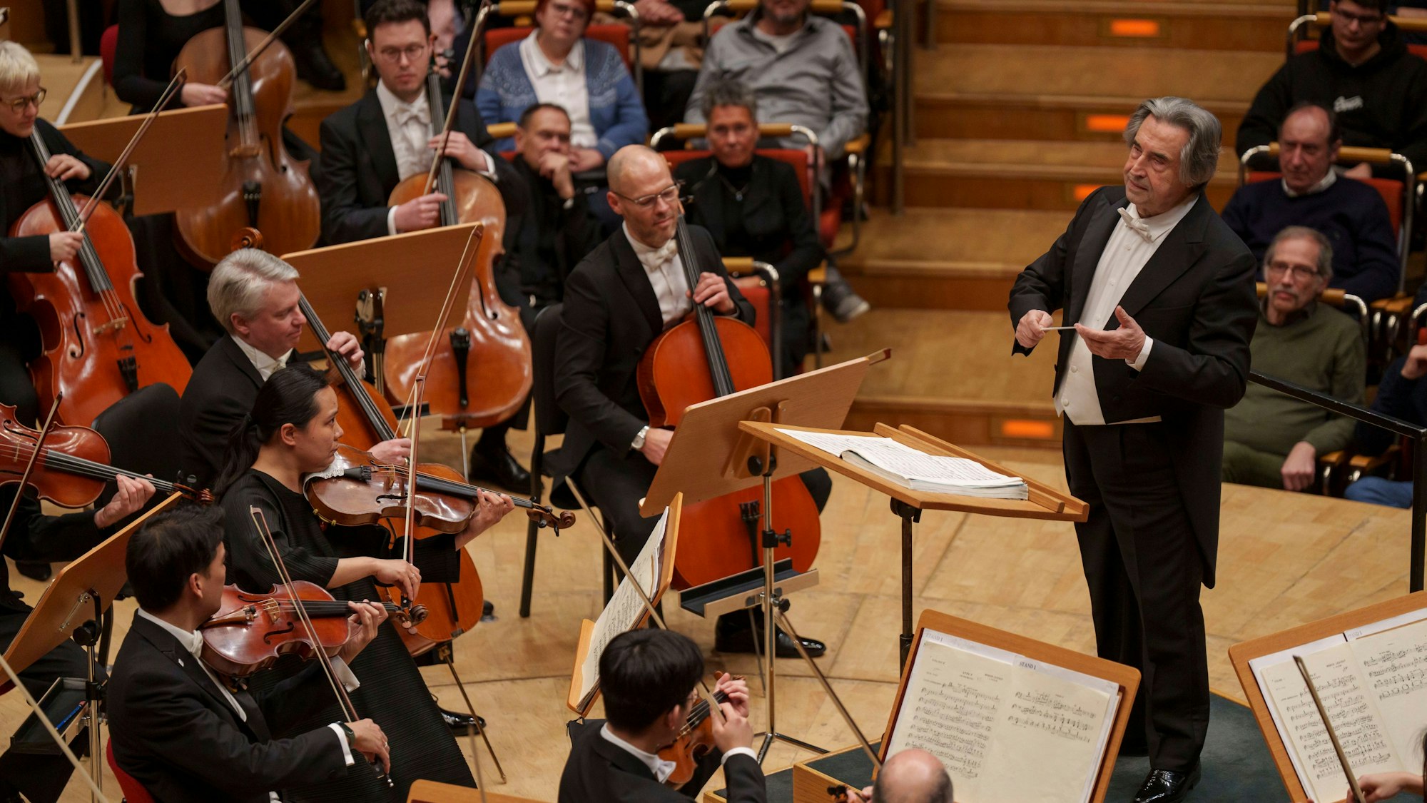 Das Chicago Symphony Orchestra und Riccardo Muti sind während ihres Konzerts in der Philharmonie zu sehen.