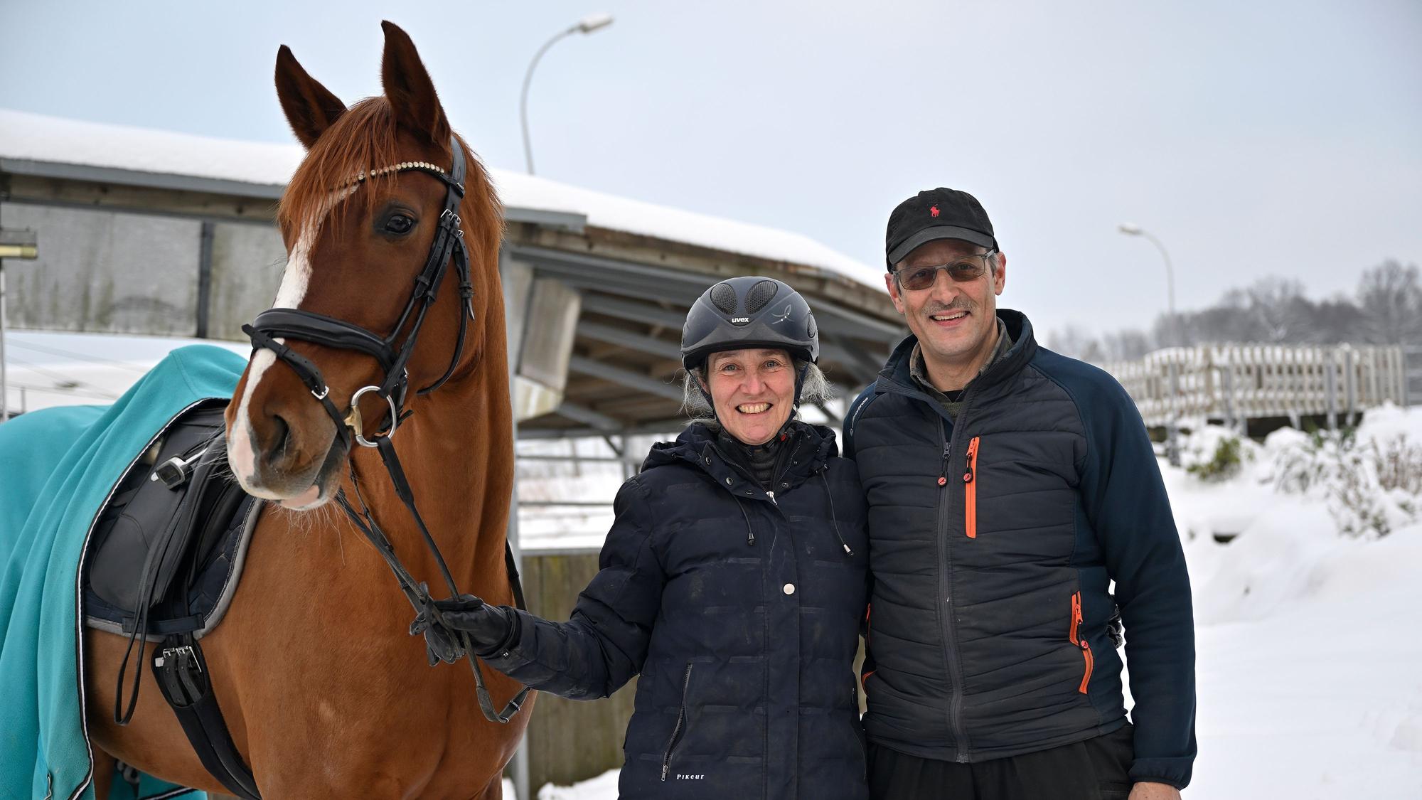 Herkenrath. Pferdehof Werheid. Pferde in Schnee. Gaby und Hans-Peter Werheid