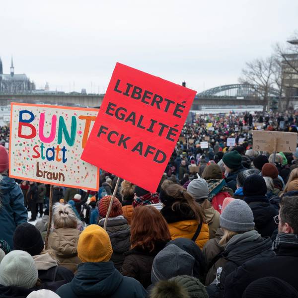 Bei der Großdemo, initiiert von „Köln stellt sich quer“ auf der Deutzer Werft im Januar, demonstrieren Zehntausende gegen Nazis und die AfD.
