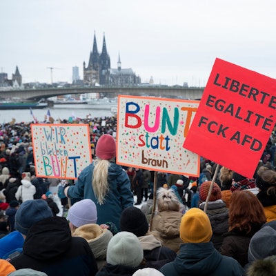 Bei der Großdemo, initiiert von „Köln stellt sich quer“ auf der Deutzer Werft im Januar, demonstrieren Zehntausende gegen Nazis und die AfD.