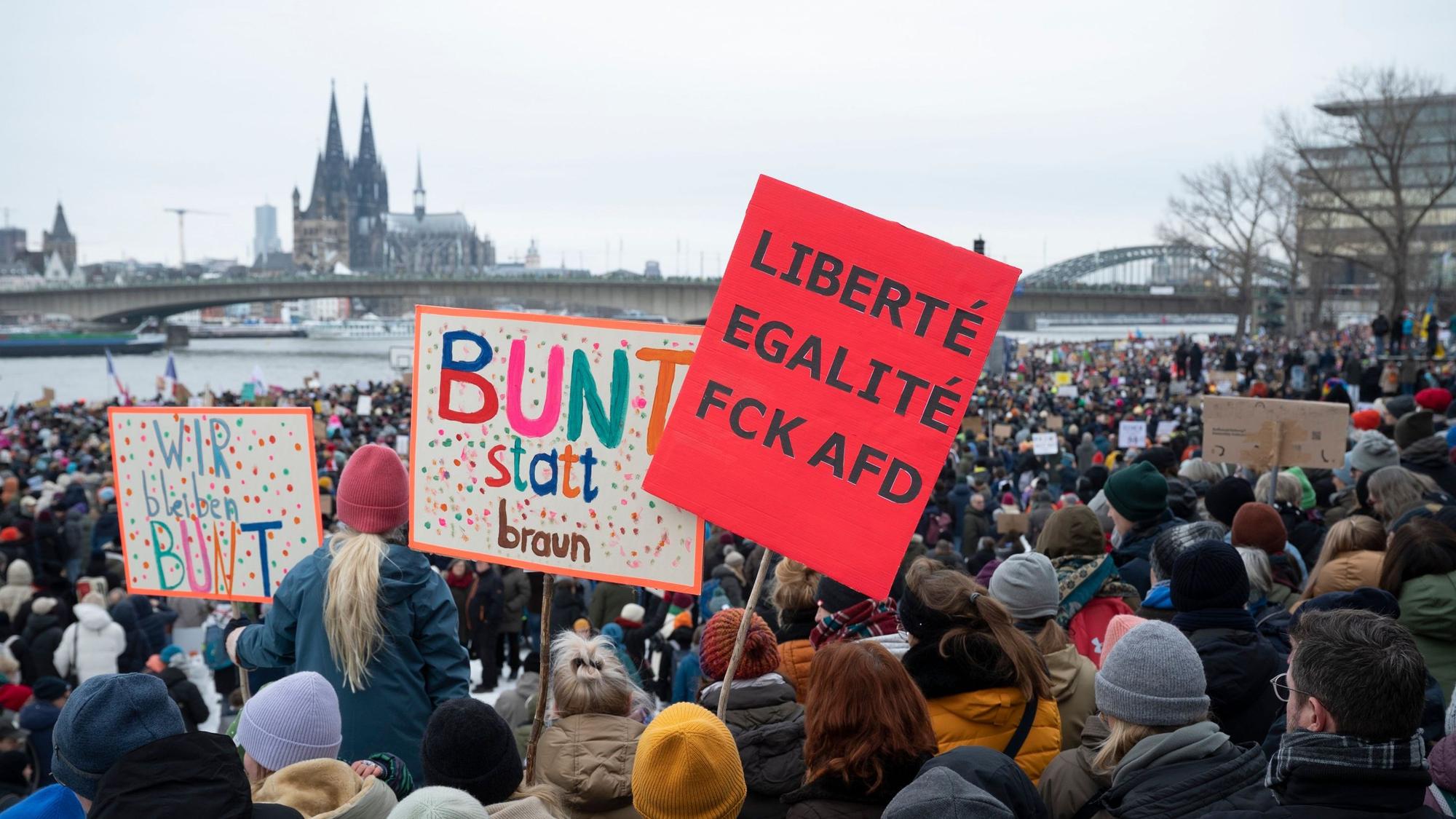 Großkundgebung gegen Rechtsextremismus, zu sehen sind viele Menschen, Plakate und im Hintergrund der Kölner Dom.