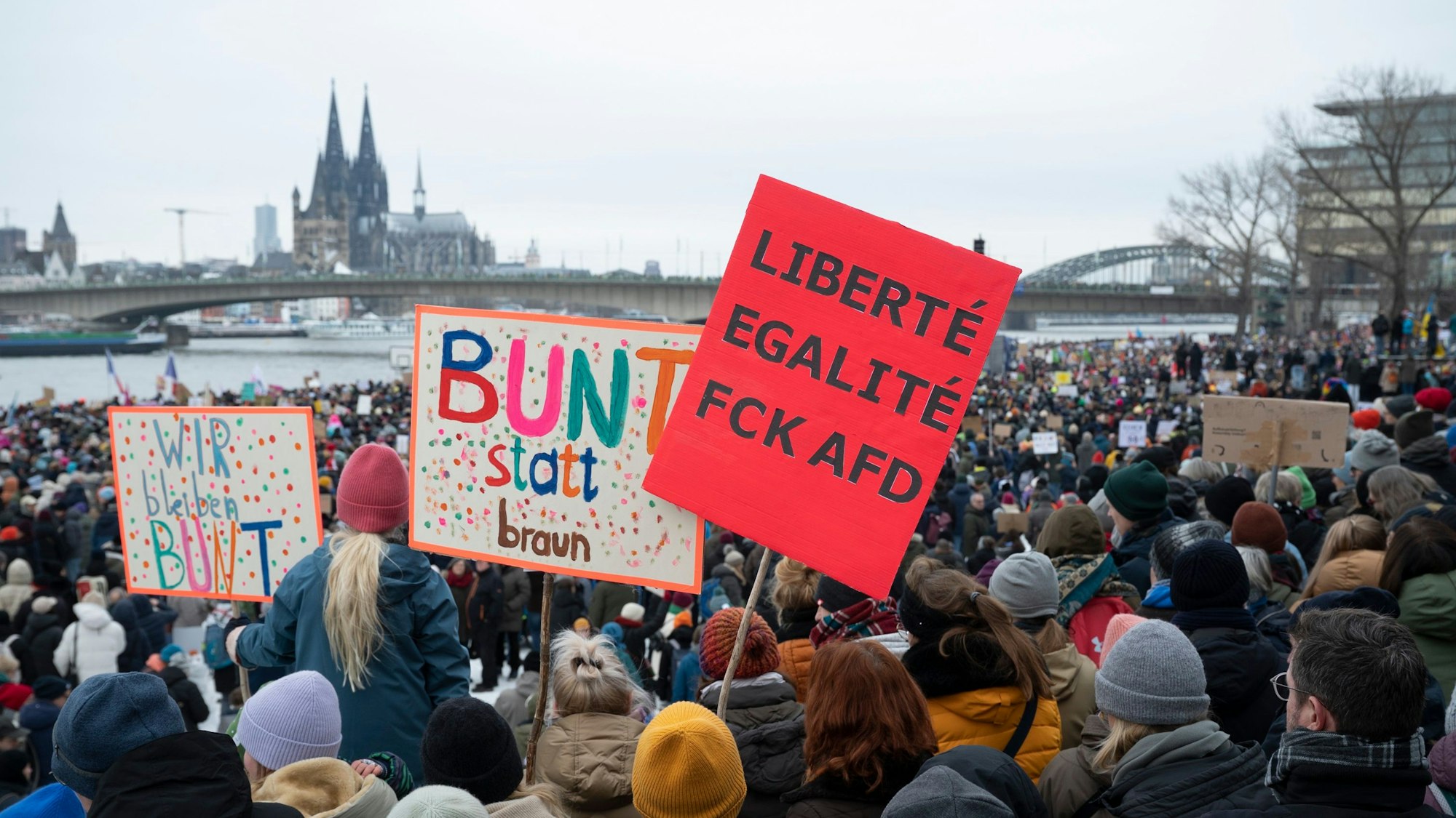 Großkundgebung gegen Rechtsextremismus, zu sehen sind viele Menschen, Plakate und im Hintergrund der Kölner Dom.