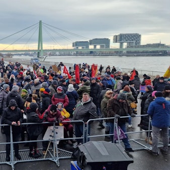 21.1.2024: Teilnehmer vor Beginn der Demo an der Deutzer Werft