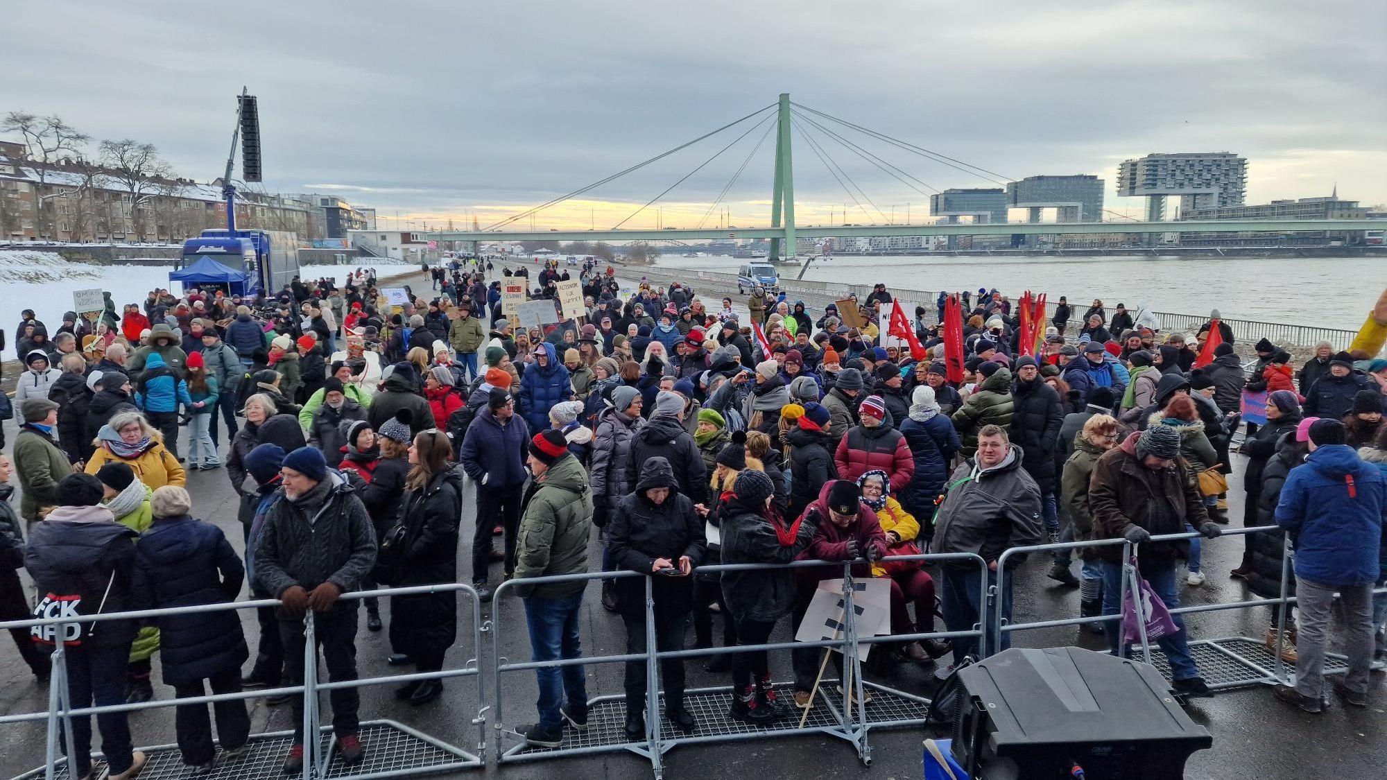 21.1.2024: Teilnehmer vor Beginn der Demo an der Deutzer Werft