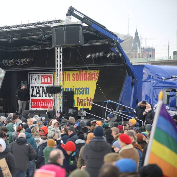 Demonstrierende gegen Rassismus an der Deutzer Werft vor einer Bühne.