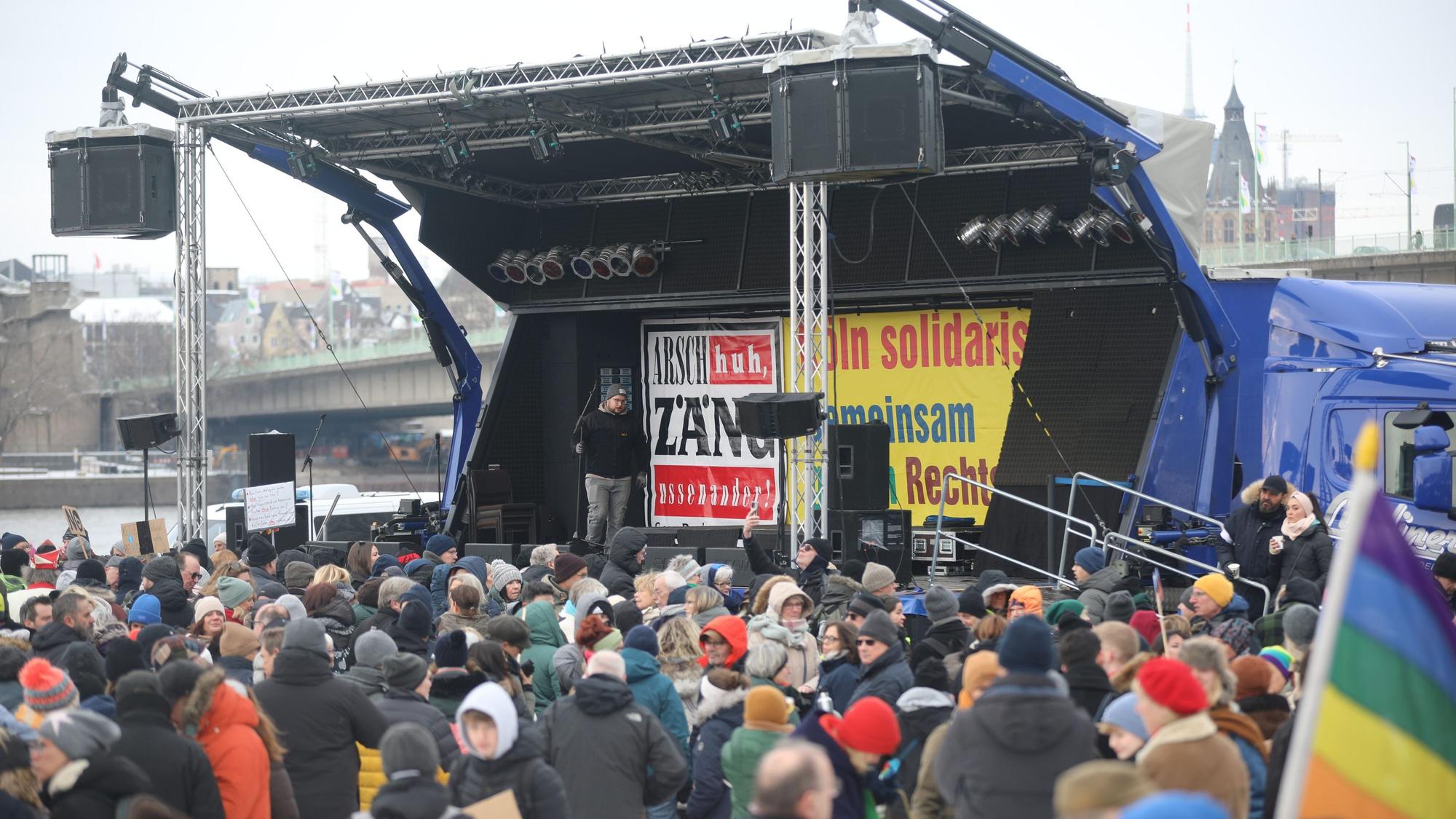 Demonstrierende gegen Rassismus an der Deutzer Werft vor einer Bühne.
