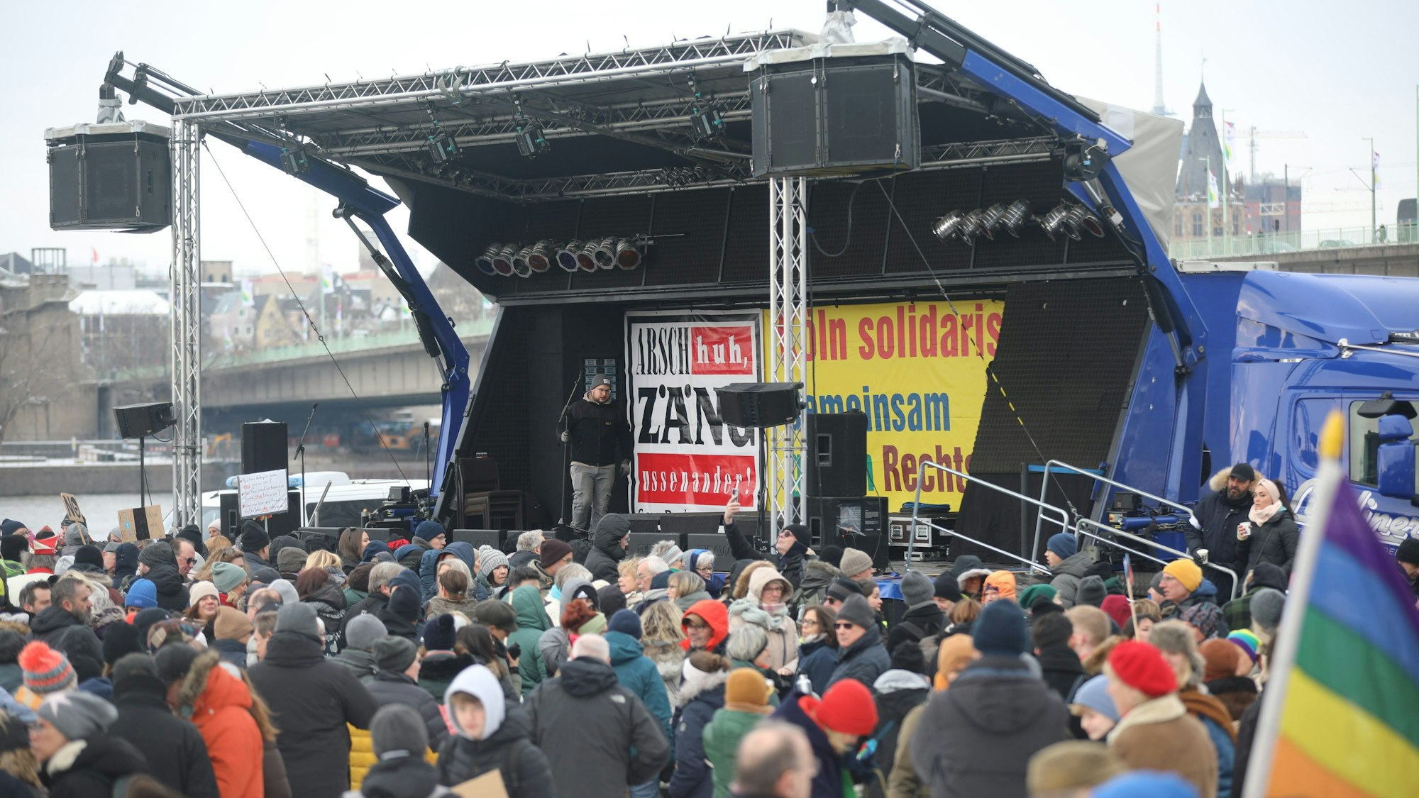 Demonstrierende gegen Rassismus an der Deutzer Werft vor einer Bühne.