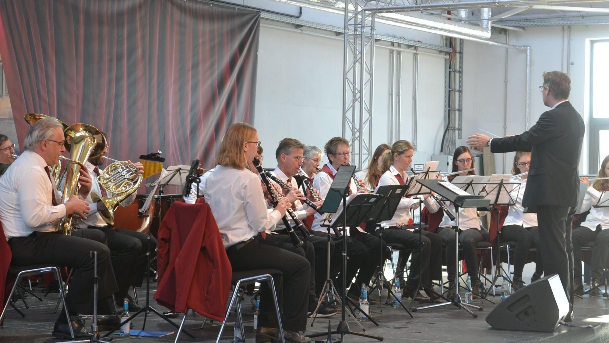 Der Musikverein Kreuzweingarten-Rheder beim Spiel.