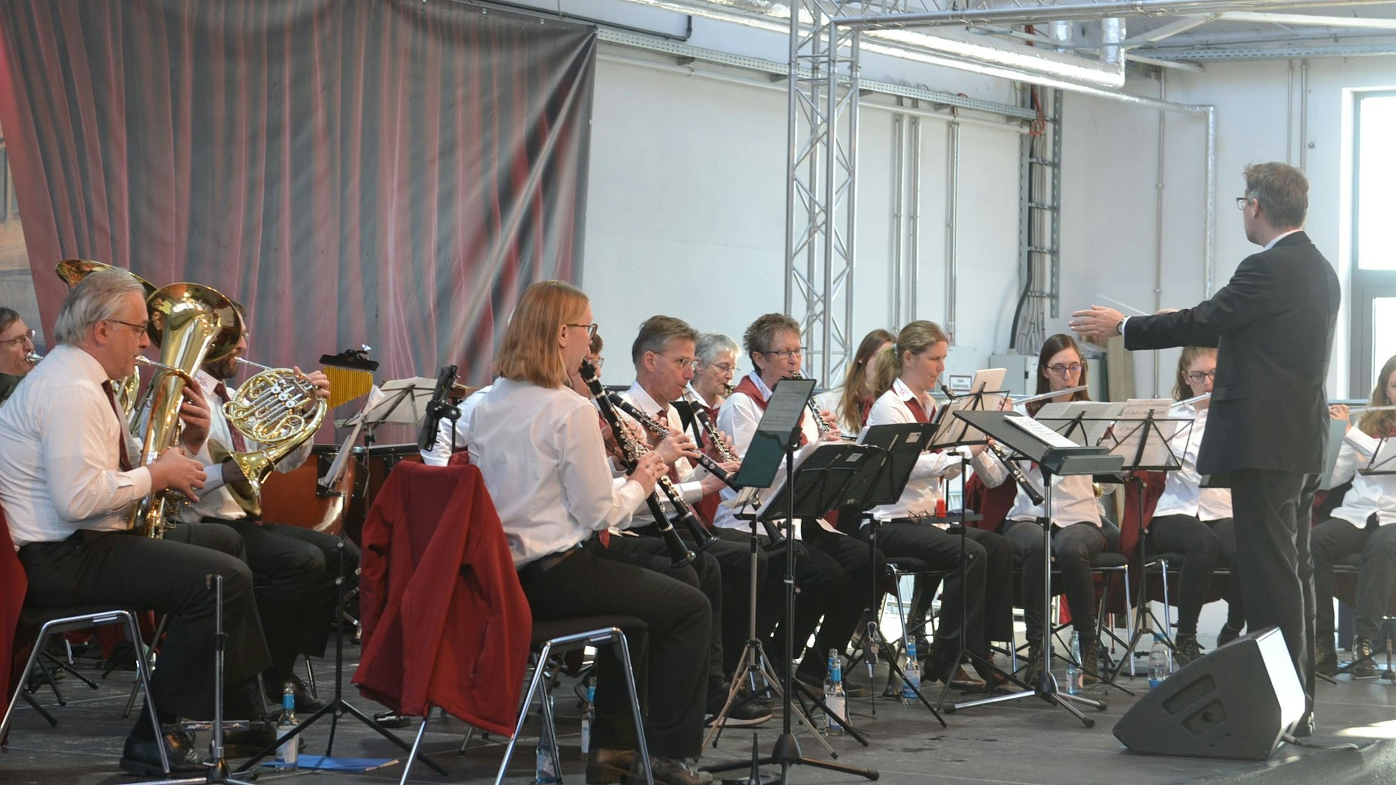 Der Musikverein Kreuzweingarten-Rheder beim Spiel.