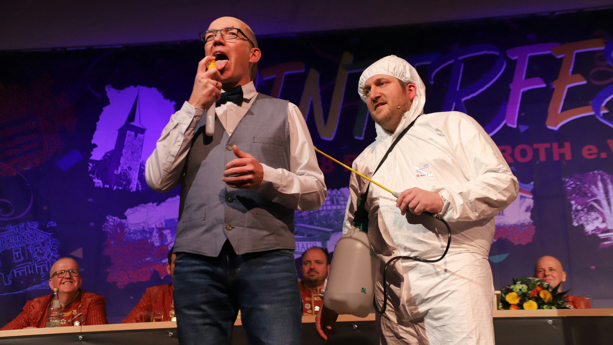 „Zwei echte Keerls“ nahmen sich vor allem des Bürgermeisters an. Markus Neuber (l.) spielt ihn, Arno Schiefen macht den Schädlingsbekämpfer im Rathaus.