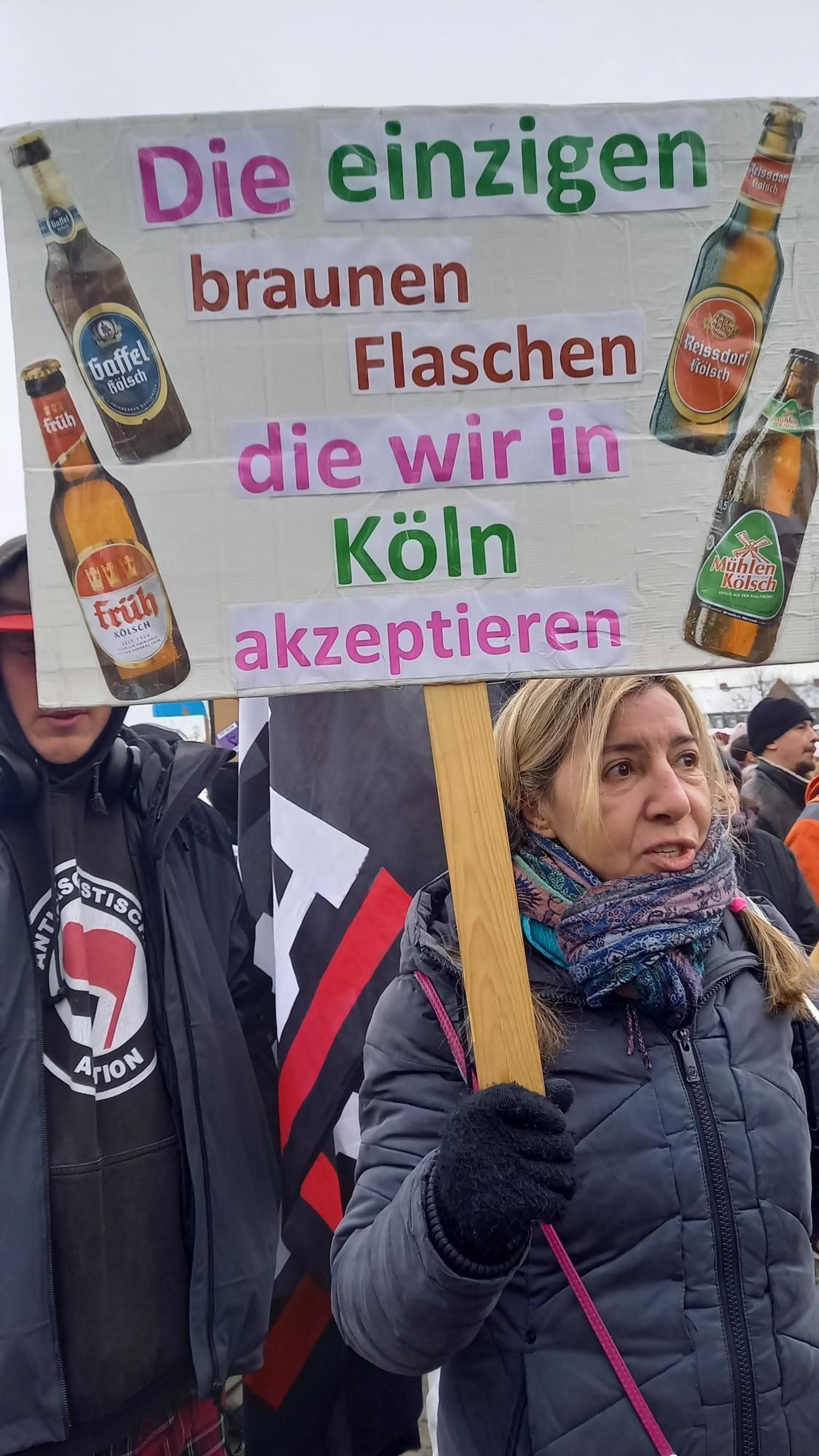 Anna Maria Bianco hat ein Schild zur Demo gebastelt.