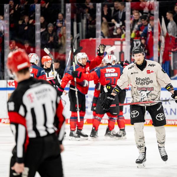 Der Kölner Stanislav Dietz schleicht vom Eis in Nürnberg.