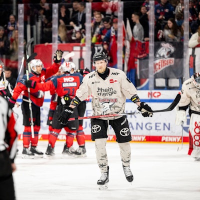 Der Kölner Stanislav Dietz schleicht vom Eis in Nürnberg.